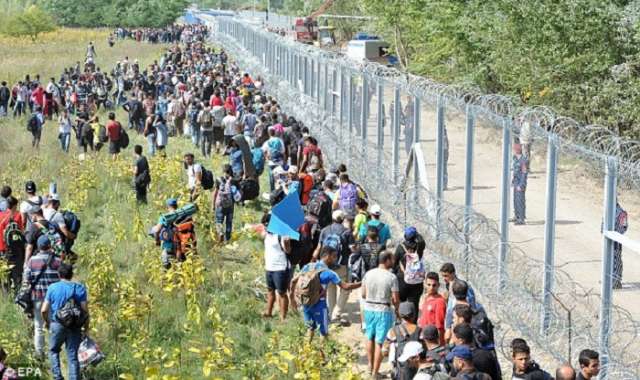 Greek police remove 2,300 migrants from Macedonia border